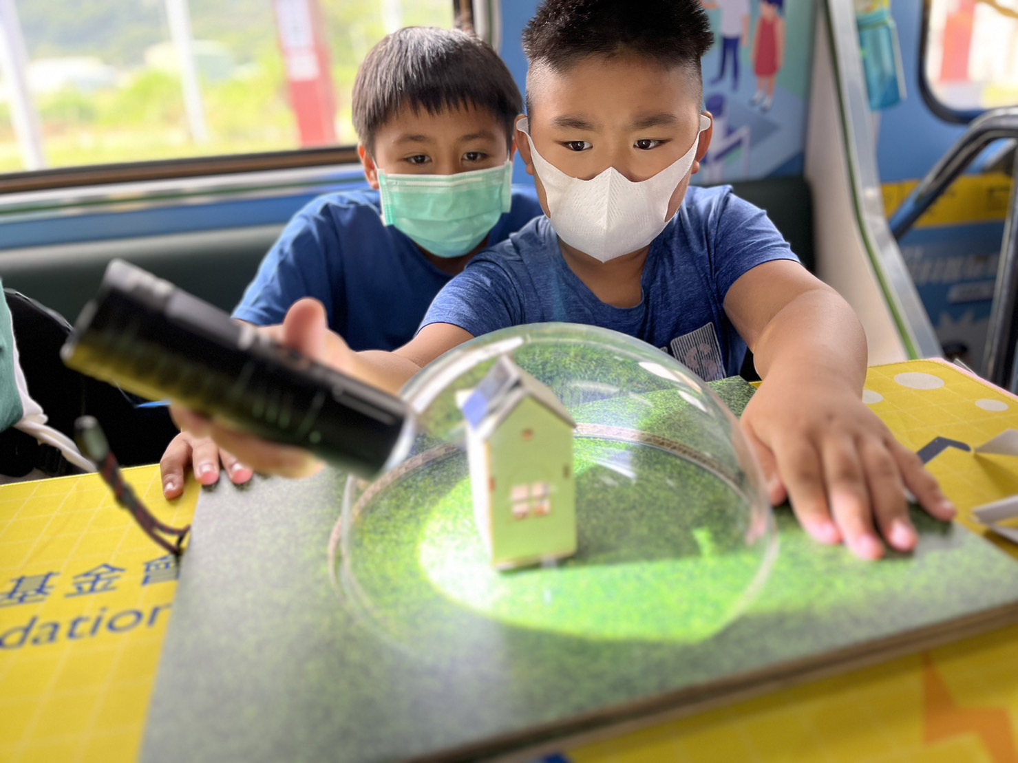 AGGAME參與基礎科學主題車廂，以STEAM教學精神，設計「逐日科學家」、「太陽能工程師」以及「淨零建築師」三大能源科普課程和實驗